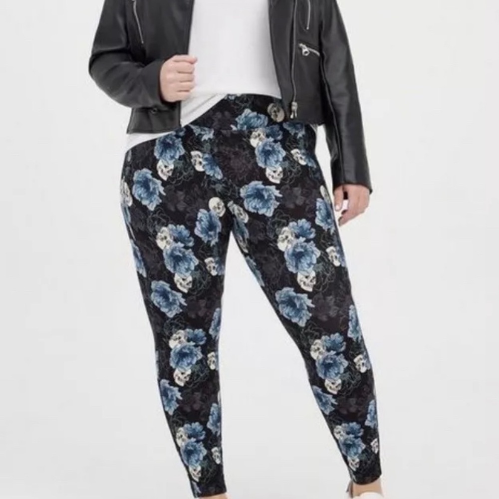 Torrid 2 (2X, 18-20) PIXIE SKINNY STUDIO LUXE PONTE HIGH-RISE PANT Flower, Skull